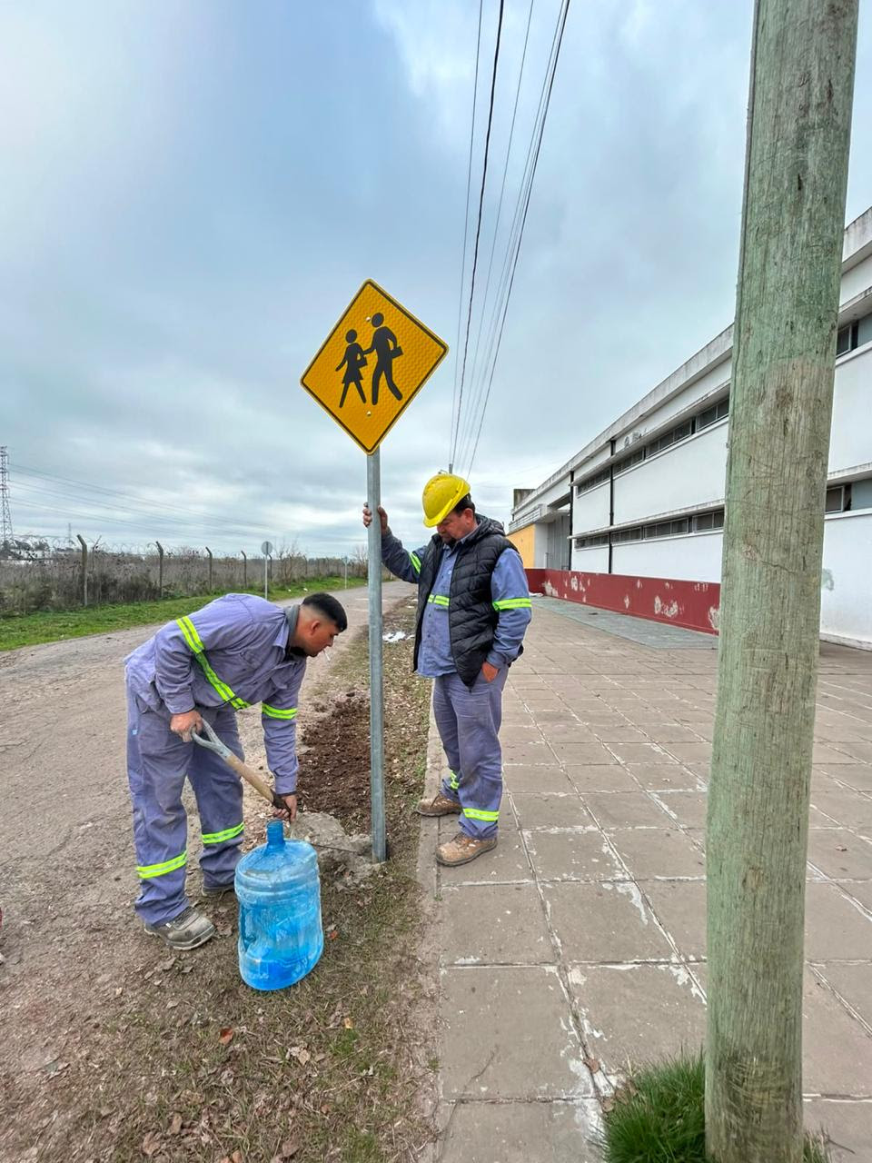 INSTALACIÓN DE CARTELERÍA DE SEÑALIZACIÓN VIAL EN LOS ACCESOS DE LA ESCUELA DE EDUCACIÓN SECUNDARIA N° 13