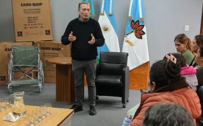 FERNANDO GRAY ENTREGÓ SILLAS DE RUEDAS A VECINAS Y VECINOS CON PROBLEMAS DE SALUD