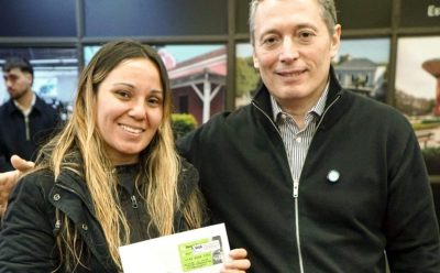 FERNANDO GRAY ENTREGÓ 97 TARJETAS DEL PLAN MÁS VIDA A FAMILIAS DE ESTEBAN ECHEVERRÍA