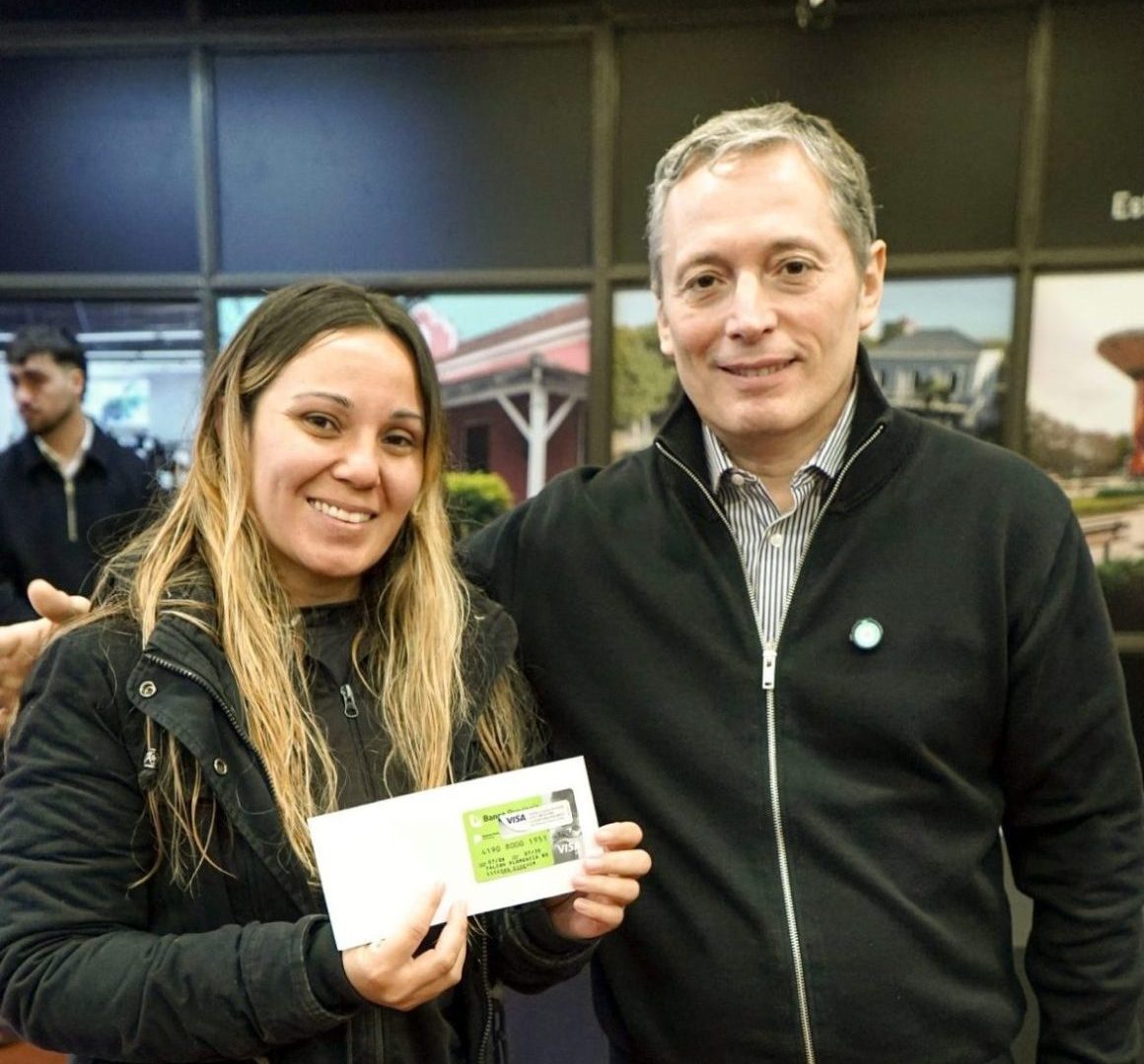 FERNANDO GRAY ENTREGÓ 97 TARJETAS DEL PLAN MÁS VIDA A FAMILIAS DE ESTEBAN ECHEVERRÍA