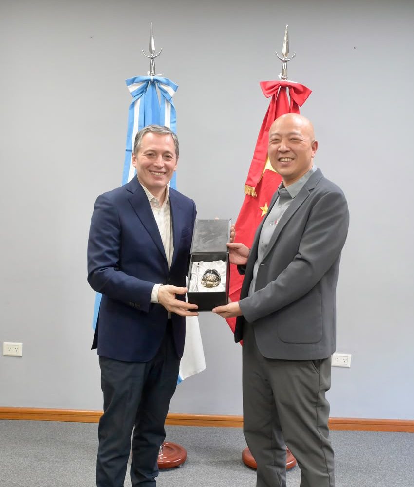 FERNANDO GRAY RECIBIÓ A UNA MISIÓN DE EMPRESARIOS CHINOS INTERESADOS EN INVERTIR EN ESTEBAN ECHEVERRÍA