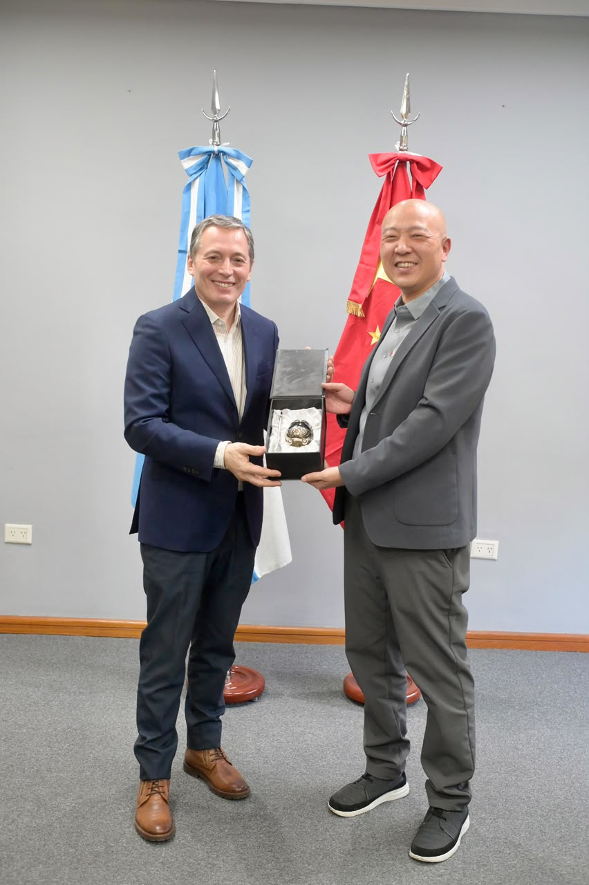 FERNANDO GRAY RECIBIÓ A UNA MISIÓN DE EMPRESARIOS CHINOS INTERESADOS EN INVERTIR EN ESTEBAN ECHEVERRÍA