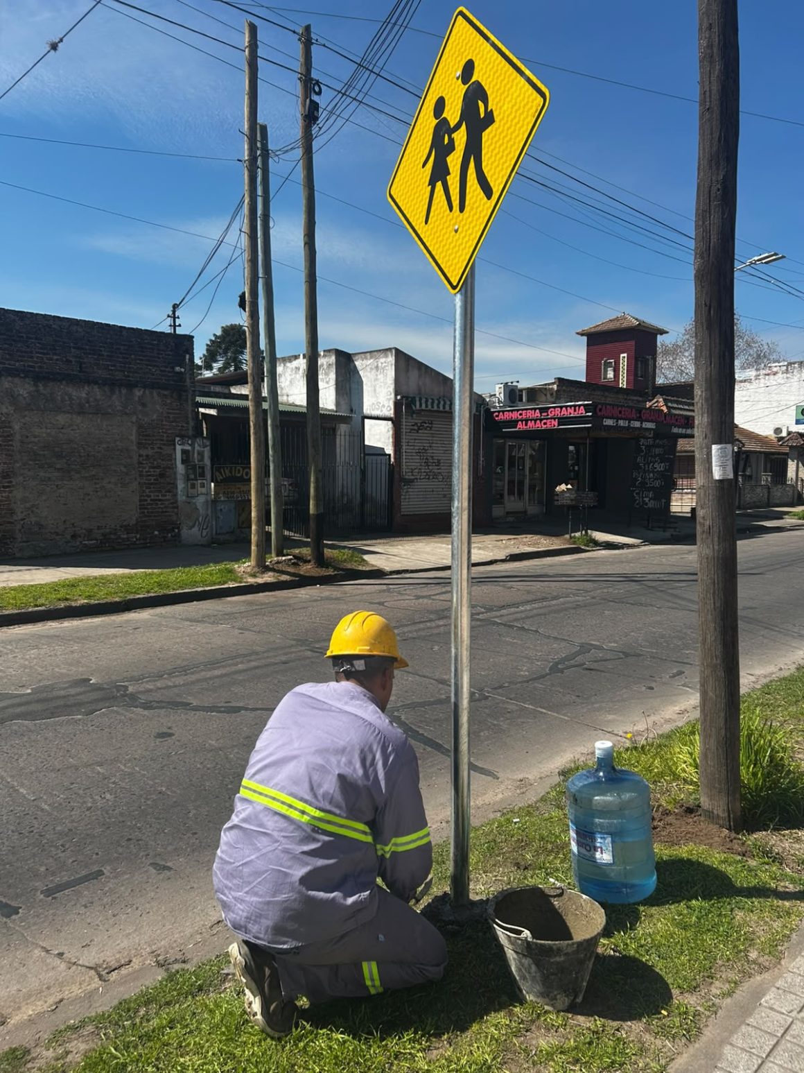 EL MUNICIPIO INSTALÓ CARTELERÍA DE SEÑALIZACIÓN VIAL EN ACCESOS A ESTABLECIMIENTOS EDUCATIVOS