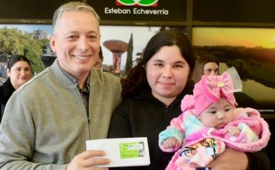 FERNANDO GRAY ENCABEZÓ UNA NUEVA ENTREGA DE TARJETAS DEL PLAN MÁS VIDA PARA FAMILIAS DEL DISTRITO