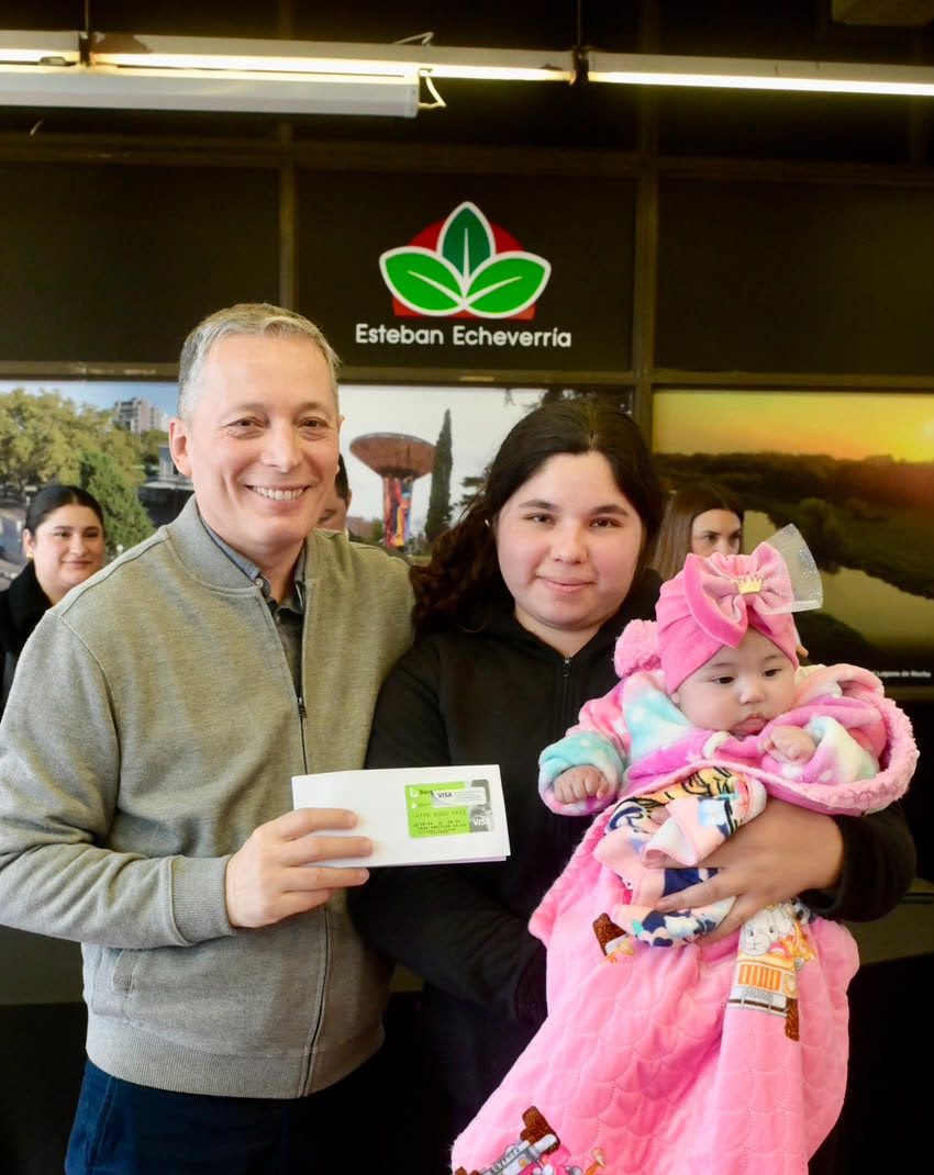 FERNANDO GRAY ENCABEZÓ UNA NUEVA ENTREGA DE TARJETAS DEL PLAN MÁS VIDA PARA FAMILIAS DEL DISTRITO