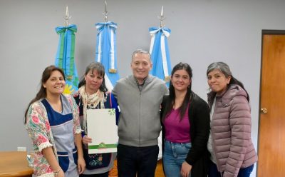 FERNANDO GRAY ENTREGÓ MATERIALES PARA LA PUESTA EN VALOR DEL JARDÍN DE INFANTES N° 916