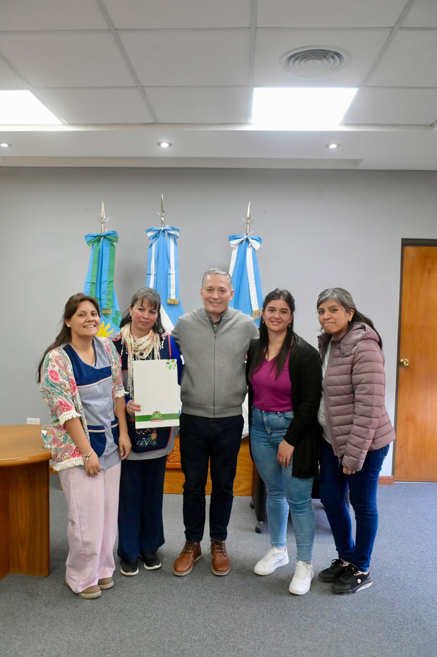 FERNANDO GRAY ENTREGÓ MATERIALES PARA LA PUESTA EN VALOR DEL JARDÍN DE INFANTES N° 916