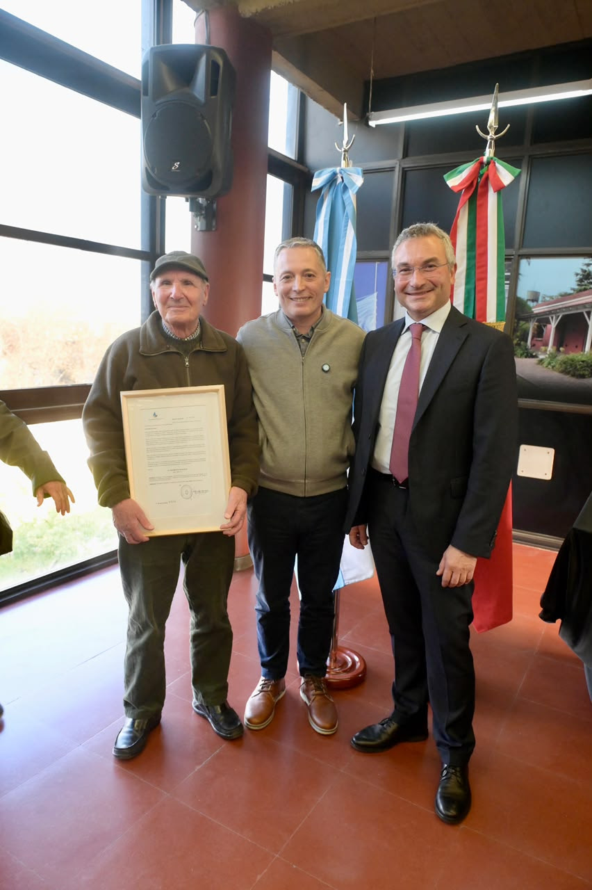 FERNANDO GRAY ENTREGÓ DECRETOS DE RECONOCIMIENTO A INTEGRANTES DESTACADOS DE LA COLECTIVIDAD ITALIANA