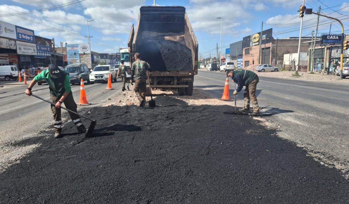 9 DE ABRIL: CONTINÚAN LOS TRABAJOS DE BACHEO EN CALLES Y AVENIDAS