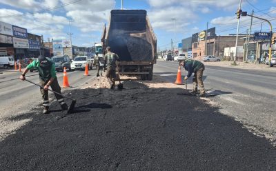 9 DE ABRIL: CONTINÚAN LOS TRABAJOS DE BACHEO EN CALLES Y AVENIDAS