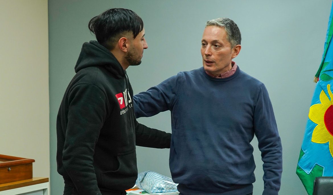 FERNANDO GRAY ENTREGÓ UNA PRÓTESIS PARA FACILITAR LA MOVILIDAD DE UN VECINO DEL DISTRITO