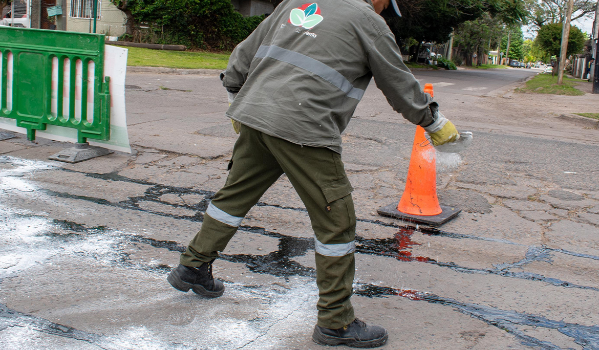 CONTINÚAN LOS TRABAJOS DE BACHEO EN LUIS GUILLÓN