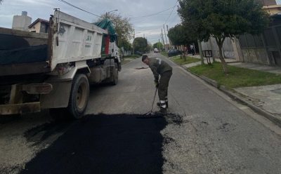 MONTE GRANDE: CONTINÚAN LOS TRABAJOS DE BACHEO EN CALLES Y AVENIDAS