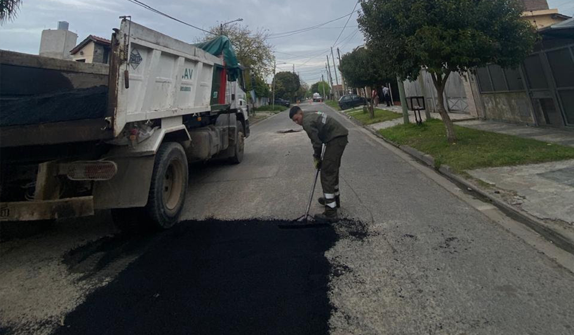 MONTE GRANDE: CONTINÚAN LOS TRABAJOS DE BACHEO EN CALLES Y AVENIDAS