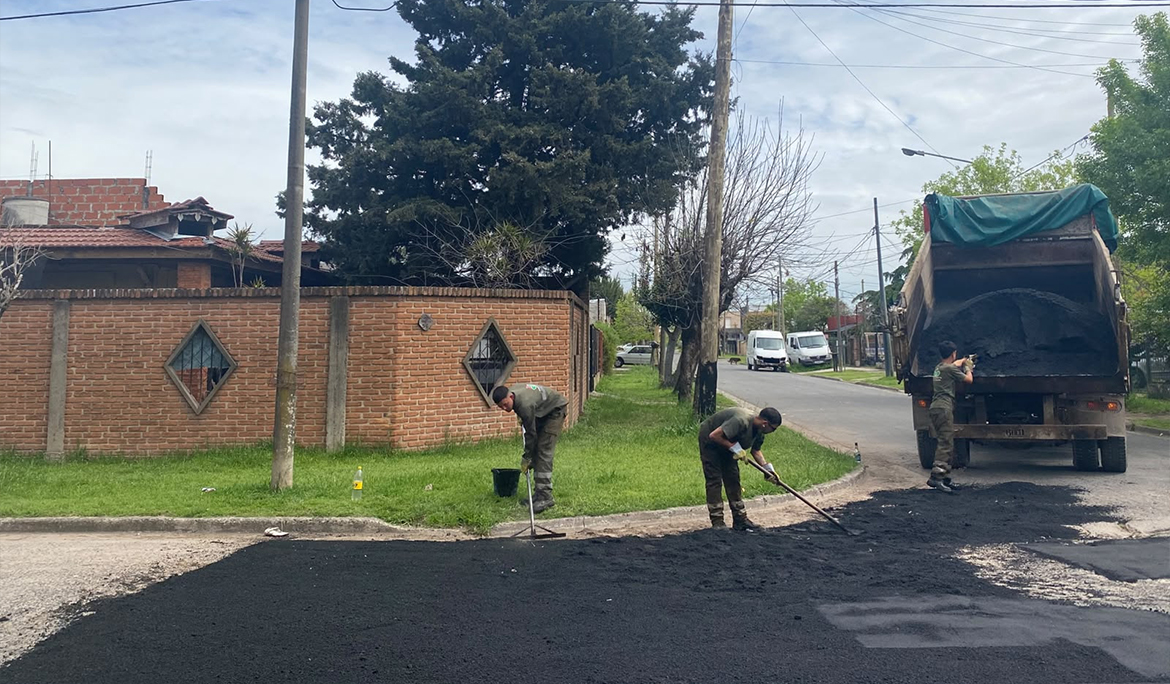 NUEVAS TAREAS DE BACHEO EN CALLES DE MONTE GRANDE
