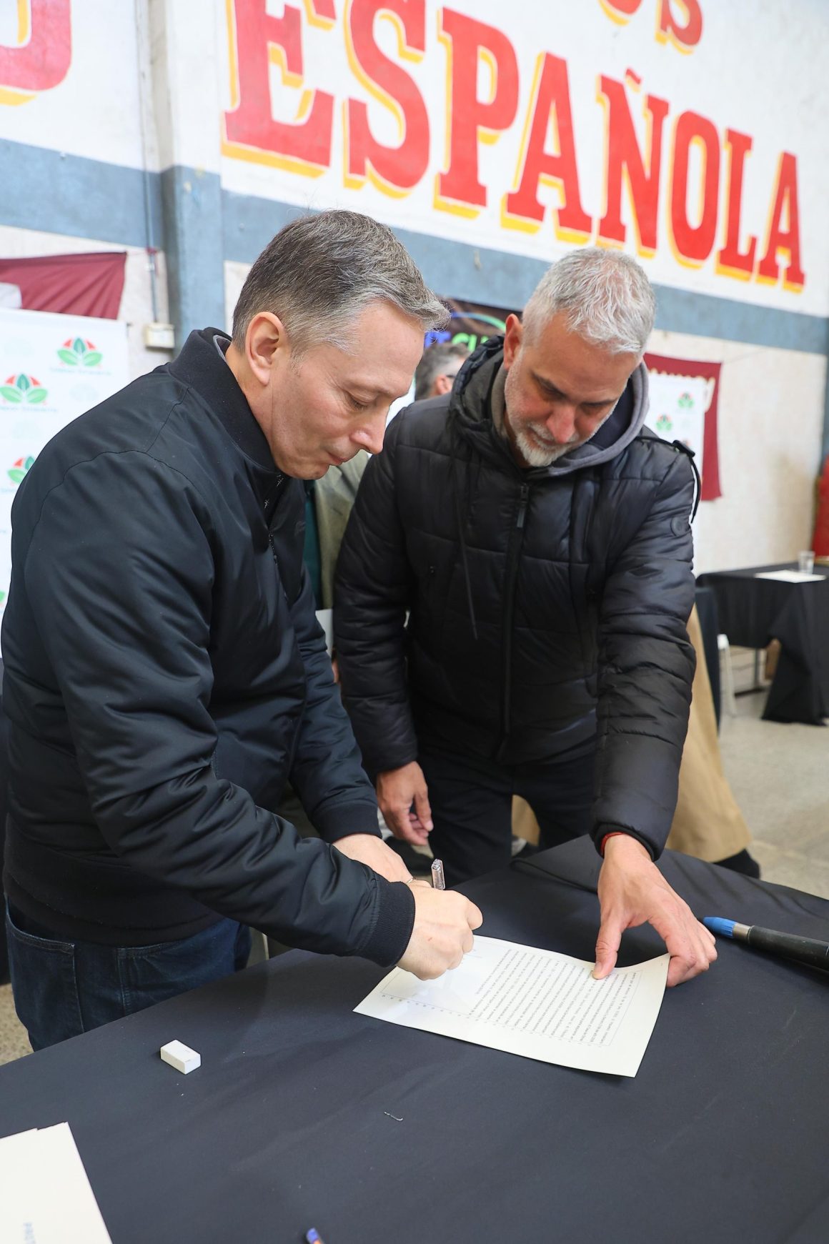FERNANDO GRAY ENCABEZÓ LA TOMA DE FIRMAS DE 293 ESCRITURAS PARA FAMILIAS DEL DISTRITO