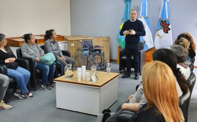 FERNANDO GRAY ENTREGÓ 25 SILLAS DE RUEDAS A VECINAS Y VECINOS DEL DISTRITO