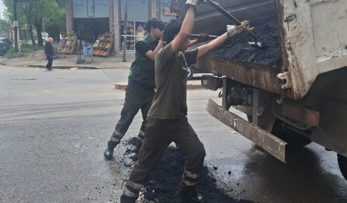 CONTINÚAN LOS TRABAJOS DE BACHEO EN CALLES Y AVENIDAS EN 9 DE ABRIL