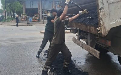 CONTINÚAN LOS TRABAJOS DE BACHEO EN CALLES Y AVENIDAS EN 9 DE ABRIL
