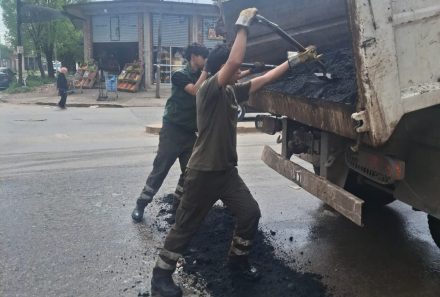 CONTINÚAN LOS TRABAJOS DE BACHEO EN CALLES Y AVENIDAS EN 9 DE ABRIL