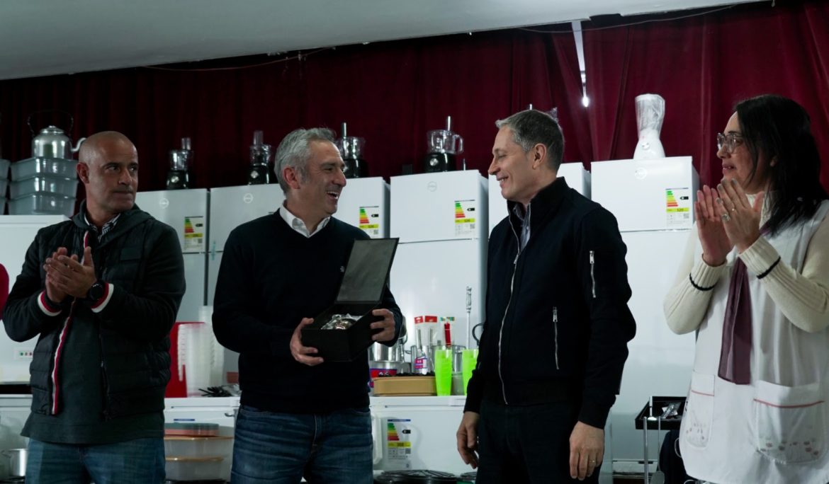 FERNANDO GRAY Y ANDRÉS LARROQUE ENTREGARON EQUIPAMIENTO A INSTITUCIONES EDUCATIVAS DE ESTEBAN ECHEVERRÍA PARA FORTALECER EL SERVICIO ALIMENTARIO ESCOLAR