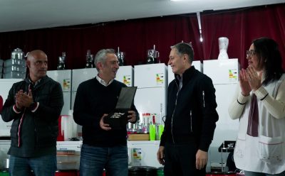 FERNANDO GRAY Y ANDRÉS LARROQUE ENTREGARON EQUIPAMIENTO A INSTITUCIONES EDUCATIVAS DE ESTEBAN ECHEVERRÍA PARA FORTALECER EL SERVICIO ALIMENTARIO ESCOLAR