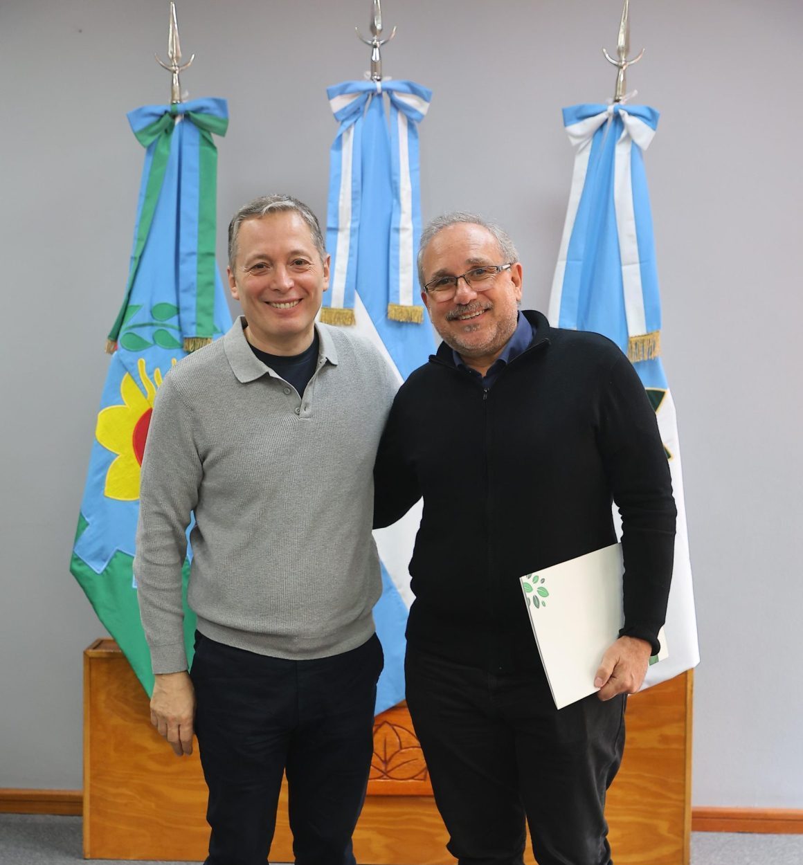 INVERTÍ EN ESTEBAN ECHEVERRÍA: FERNANDO GRAY LE ENTREGÓ EL DECRETO DE PROMOCIÓN INDUSTRIAL A LA EMPRESA EXTRA POWER S.A.