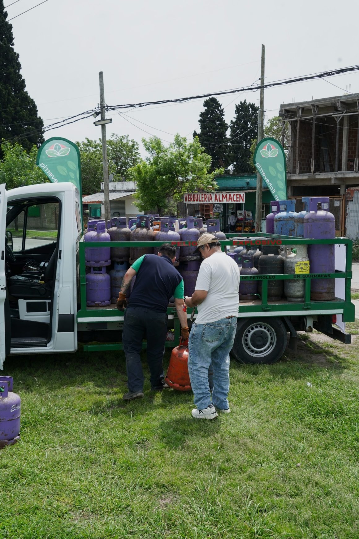 EL MUNICIPIO REALIZÓ UN NUEVO OPERATIVO DE RECARGA DE GARRAFAS EN LUIS GUILLÓN