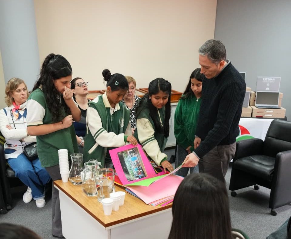 FERNANDO GRAY ENTREGÓ NOTEBOOKS PARA UN PROYECTO TECNOLÓGICO